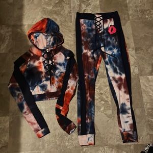 This is a two piece lounge set that has never been worn